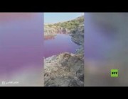 مياه حمراء اللون في منطقة البحر الميت تثير الاهتمام والجدل بالأردن