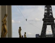 مُغامر يسير بطريقة جنونية على حبل مشدود طوله 600 متر وسط باريس