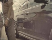 فيديو لسيدة تنتقم من سارقة موقف سيارتها بحركة لئيمة
