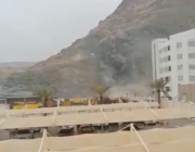 شاهد.. لحظة انهيار جبل على عمارة سكنية في عُمان بسبب الإعصار ووفـاة شخصين