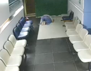 فيديو.. مشهد مؤثر للحظة وفـاة شاب أثناء صلاته في مقر عمله بمصر