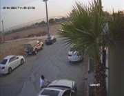 “المرور” يضبط قائد مركبة صدم سيارة أثناء محاولته دهس رجل لخلاف بينهما (فيديو)