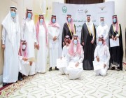 أمير الرياض بالنيابة يستقبل محافظ “عقارات الدولة” ويسلم عددًا من المواطنين وثائق “إحكام”