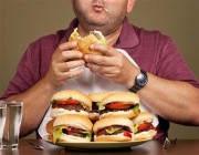 استشاري: هناك مصطلح طبي للأشخاص الذين يأكلون بلا توقف يسمى “الرعي” (فيديو)