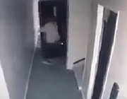 مشهد صادم .. مصري يسقط من الطابق الـ12 في بئر المصعد (فيديو)