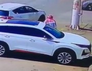 فيديو يوثق لحظة إشعال شخص النار في سيارة مواطن بجازان
