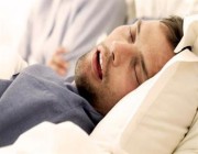 استشاري يوضح أسباب الإصابة باضطرابات النوم والشخير.. ومدى تأثير وضعيات النوم