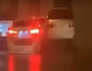 شاهد.. قائد مركبة يعترض أخرى بطريقة متهورة على طريق سريع في الرياض