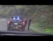 رد فعل سريع ينقذ شرطية من سيارة خارجة عن السيطرة