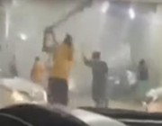 فيديو.. مشاجرة جماعية عنيفة بالعصي ووقوع إصابات داخل إحدى محطات الوقود
