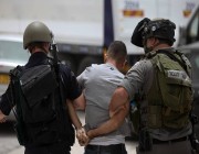 فلسطيني يوثق لحظة اعتقال قوة إسرائيلية له عبر “بث مباشر” على فيسبوك