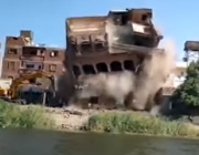 فيديو مروع لإزالة عمارة سكنية مُخالفة تطل على نهر النيل في مصر