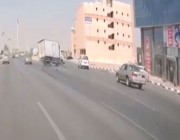 سائق مركبة كاد يتسبب بكارثة على أحد الطرق العامة بسبب خطأ في القيادة (فيديو)