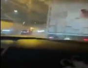 تهور قائد مركبة ينتهي بحادث مروع على أحد الطرق (فيديو)
