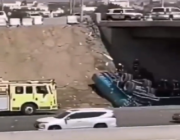 شاهد.. شاحنة تسقط من أعلى جسر بحرة في جدة وأخرى عالقة بعد اصطدامهما