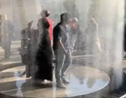 فيديو طريف لمحاصرة المياه بعض زوار جناح المملكة في إكسبو 2020