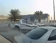 “شرطة مكة” تقبض على قائد مركبة تعمد صدم أخرى في طريق عام