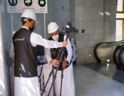صور.. رفع أجهزة القياس الحراري الموجودة على مداخل المسجد الحرام