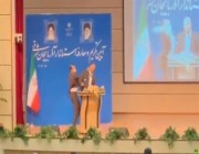شاهد.. مسؤول إيراني يتلقى صفعة قوية أثناء حفل تنصيبه محافظًا لأذربيجان