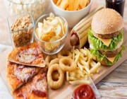 مُختص: التعامل بذكاء مع وجبات المطاعم يُقلل أضرارها ويُخفض السعرات الحرارية (فيديو)