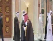 عناق أخوي بين ولي العهد ونظيره الكويتي في قمة “الشرق الأوسط الأخضر” (فيديو)