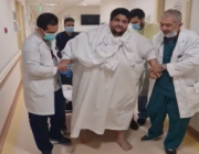 بعد أن وصل وزنه 500 كجم.. منصور الشراري يمشي على قدميه للمرة الأولى منذ 6 سنوات (فيديو)