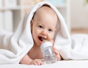 طبيب: الرضيع حتى 6 أشهر يجب أن لا يشرب الماء.. وهذا هو السن المناسب (فيديو)