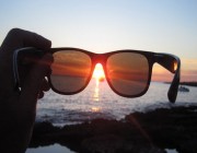 ماذا يحدث للعينين عند استخدام النظارات الشمسية المقلدة؟..”الغذاء والدواء” توضح