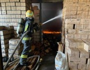 صور.. الدفاع المدني يخمد حريقاً اندلع في مستودع لتخزين الفحم بحي الفيصلية بالرياض