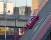 في حادِث غريب.. سقوط سيارة عائله بلجيكية من أعلى جسر بعد انفتاحه للسماح بعبور سفينة