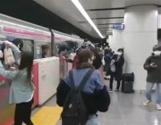 شاهد.. هروب ركاب قطار من النوافذ بعد تعرضهم لاعتداء من شخص يحمل “سكيناً” في اليابان