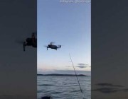 أسترالي يقفز من قاربه لانتشال طائرة مسيّرة سقطت في المياه
