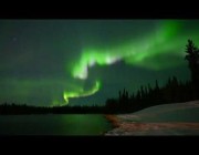 أضواء الشفق القطبي تضيء سماء ألاسكا الأمريكية