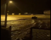 أمطار غزيرة ورياح قوية.. لحظة اجتياح إعصار شاهين شوارع العاصمة العمانية (فيديو)