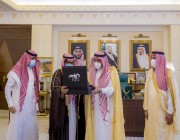 أمير القصيم يستلم الهوية الجديدة لمؤسسة البريد السعودي “سبل”
