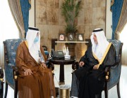 أمير مكة يستمع لشرح استراتيجية البريد الجديدة