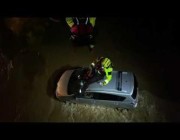 إنقاذ رجل محاصر داخل سيارته إثر الفيضانات
