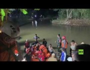 البحث عن 21 طالباً سقطوا في نهر بإندونيسيا أثناء رحلة مدرسية