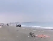 الجهات الأمنية تخلي شواطئ جازان بعد تشكل إعصار “قمعي” (فيديو)