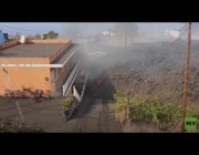الحمم تلتهم سيارة عالم براكين بالقرب من بركان كمبر فيجا بجزيرة لابالما الإسبانية