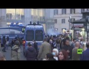 الشرطة في روما تستخدم الغاز وخراطيم المياه ضد محتجين على شهادات لقاح كورونا