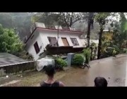 الفيضانات تجرف منزلاً بالهند