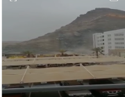 انتشال جثتين من أسفل أنقاض جبل اِنهار على سكن للعمال بمسقط (فيديو)