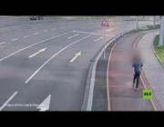 حادث سير غريب.. رجل يقفز أمام سيارة متحركة ثم يمشي بعيداً