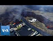 حمم بركان “كومبري” تحاصر منطقة صناعية في جزيرة لابالما الإسبانية