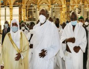 رئيس جمهورية نيجيريا يؤدي مناسك العمرة