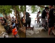 رغم الفيضانات.. مطعم يستمر بتقديم وجباته للزبائن في تايلاند
