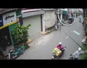 سائق دراجة نارية ينجو من سقف معدني سقط أمامه بشكل مفاجئ بفيتنام