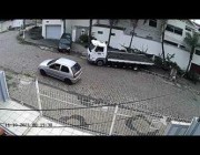 سقوط سيارة من شاحنة “سحّاب” وتدحرجها