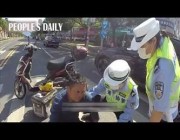 سقوط قائد دراجة نارية بسبب نوبة صرع داهمته في طريق سريع بالصين
